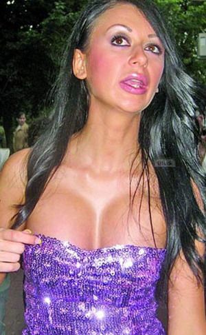 Denisa nu a recunoscut niciodata ca are silicoane