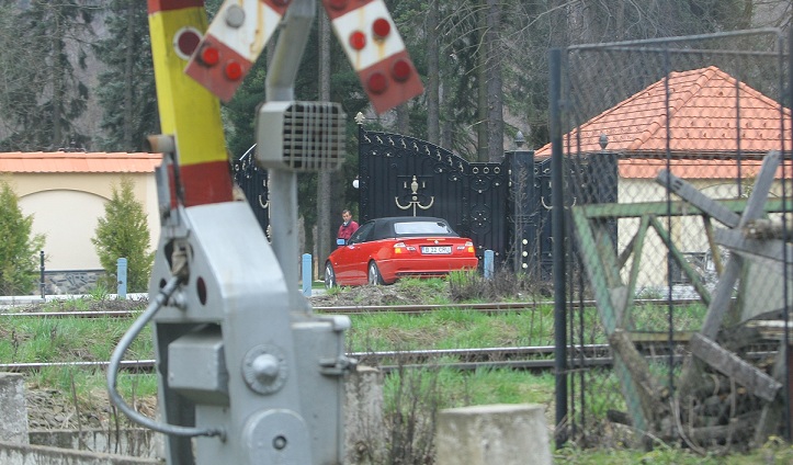 Cruduta intrat cu masina ei rosie pe domeniul milionarului Ioan Neculaie