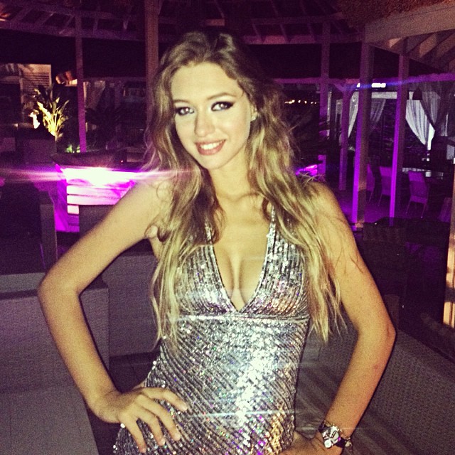 Tanara care l-a cucerit pe Boureanu cu formele ei este in continuare eleva la un liceu din Constanta