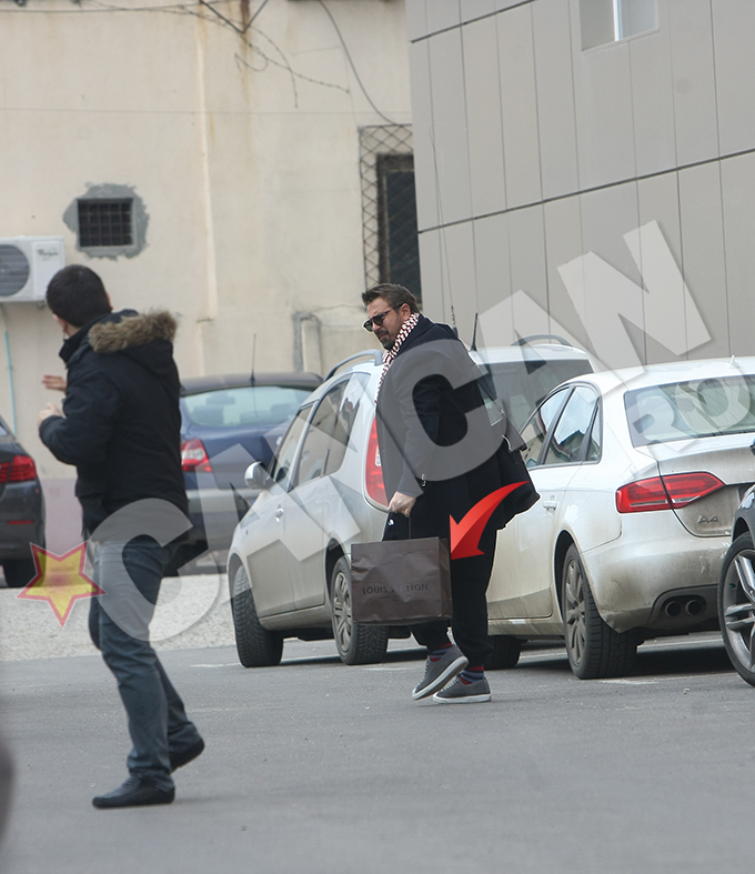 Horia Brenciu isi expune mandru punga de hartie cu inscriptiile renumitului brand