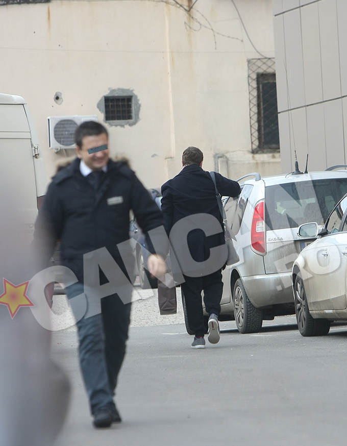 Dupa ce il saluta pe Brenciu, barbatul isi vede de drum zambind