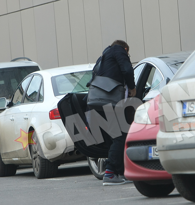 Artistul isi ia bagajele de pe bancheta din spate