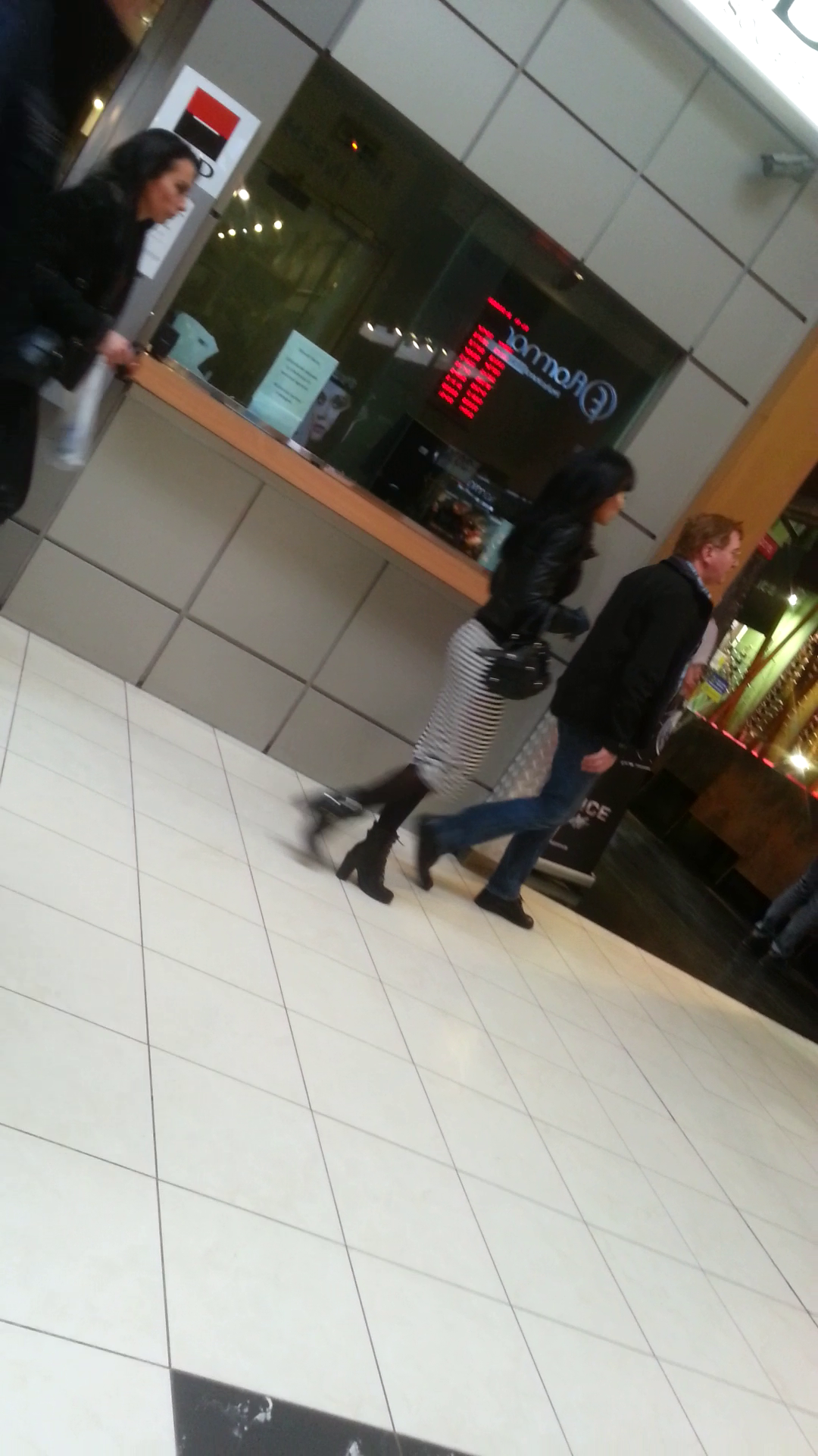 Monica si Gabriela au mers la cumparaturi in mall