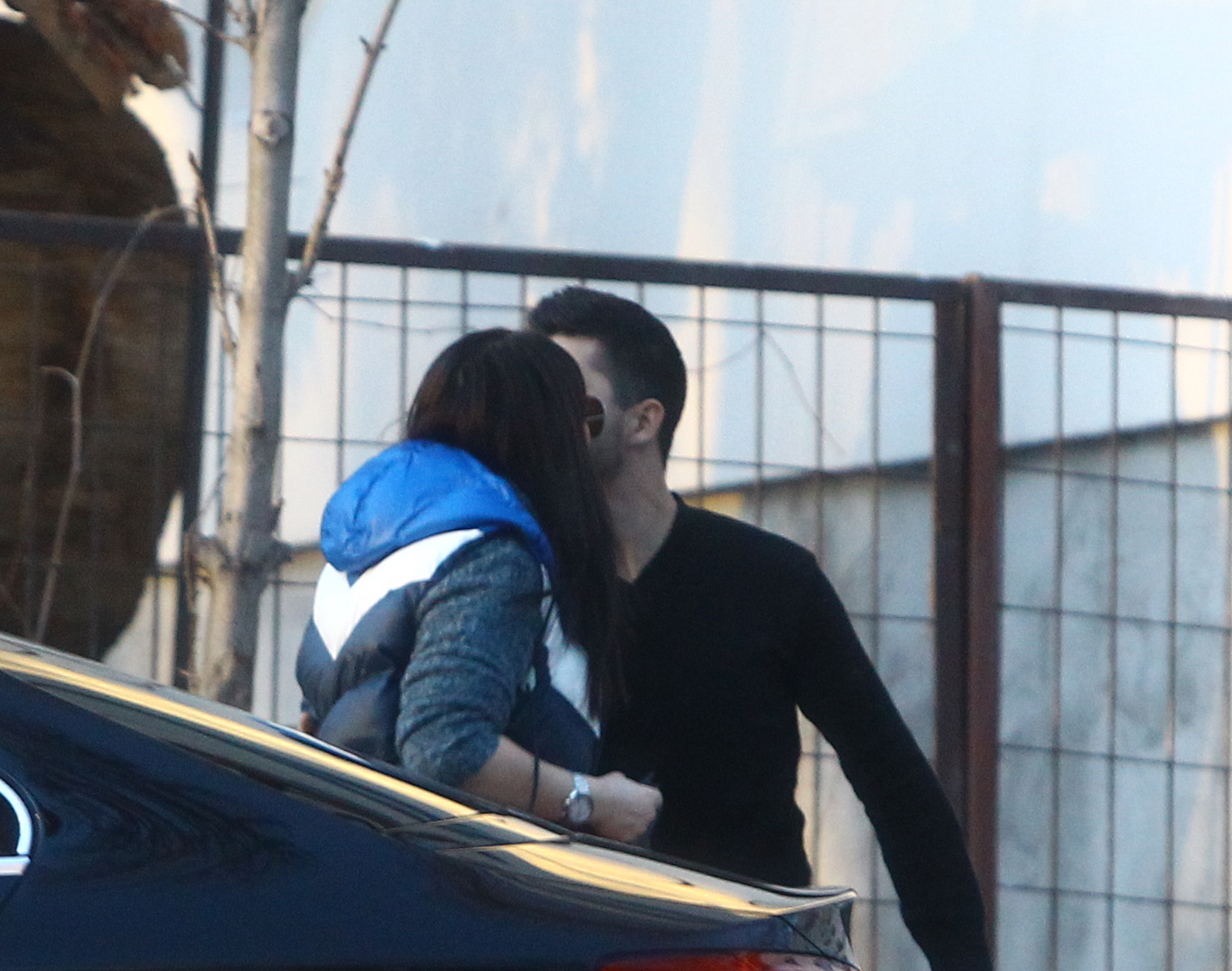 Gabi a fost asteptata de un barbat care a sarutat-o cu foc pe obraz