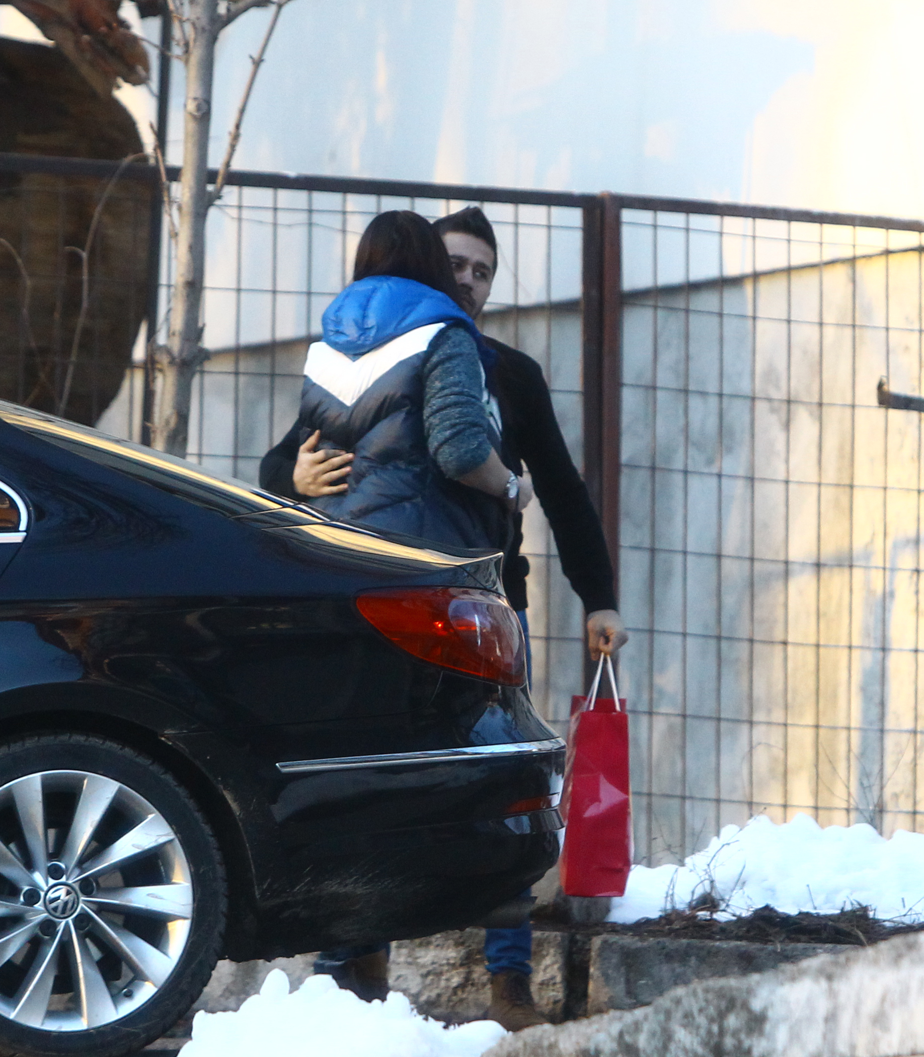 tanarul a luat-o si in brate pe Gabi Cristea, desi iubitul ei inca se afla langa, in masina