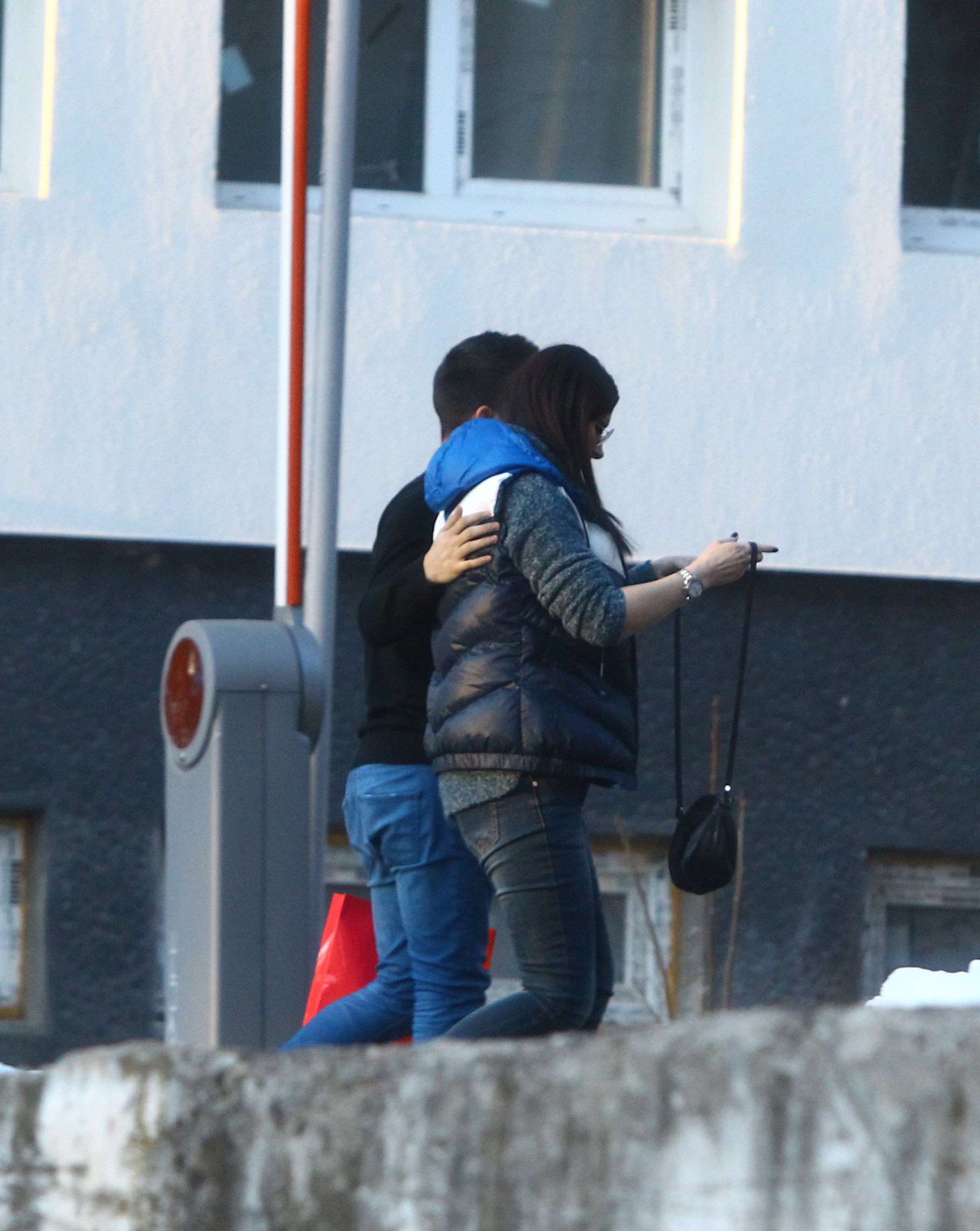 In drum spre cladire, barbatul si-a tinut mana, protector, pe spatele Gabrielei