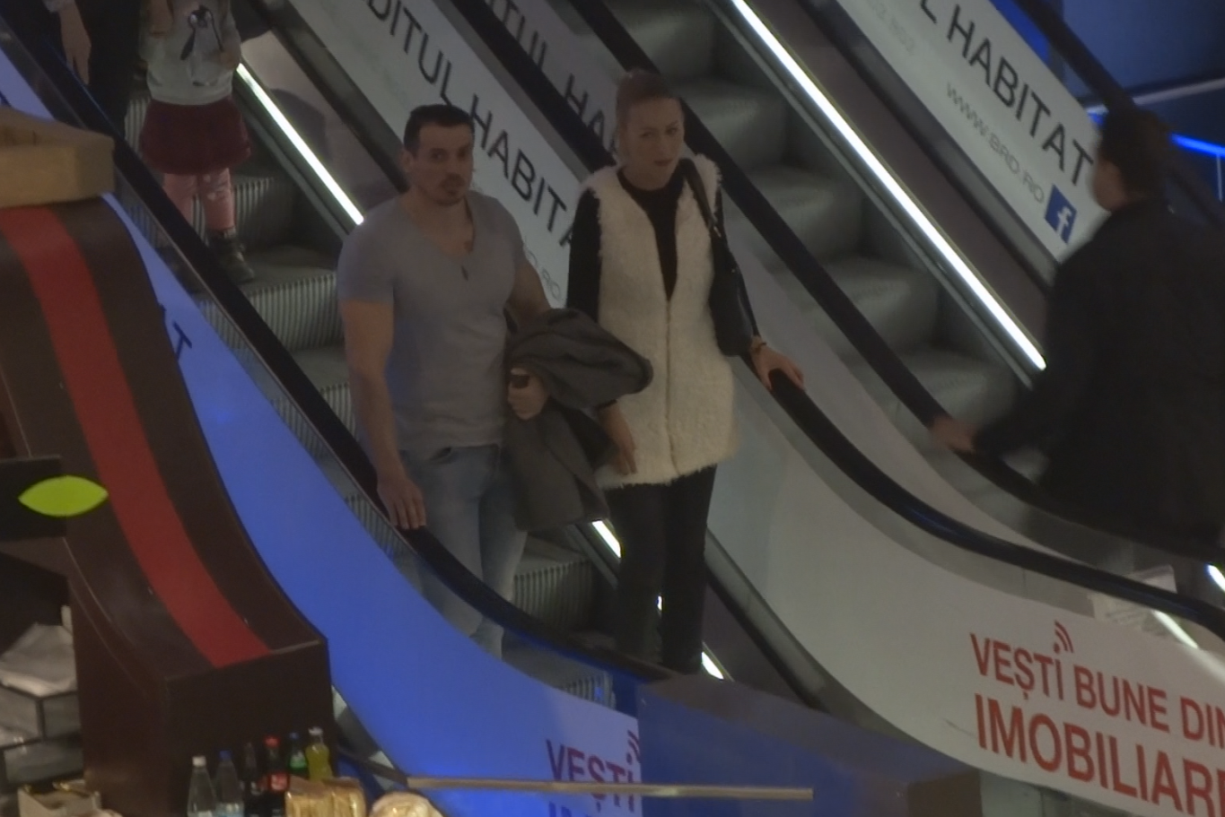Sportivul si iubita lui au iesit la o plimbare in mall