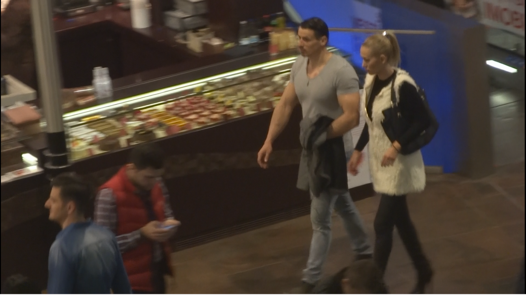 Cei doi s-au plimbat prin centrul comercial