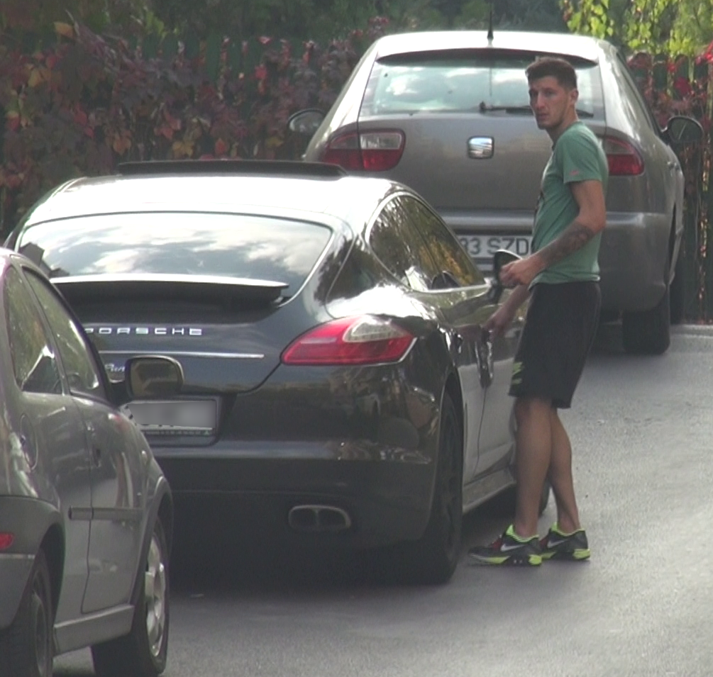 Costea conduce o masina de lux si pare sa fie tinta hotilor