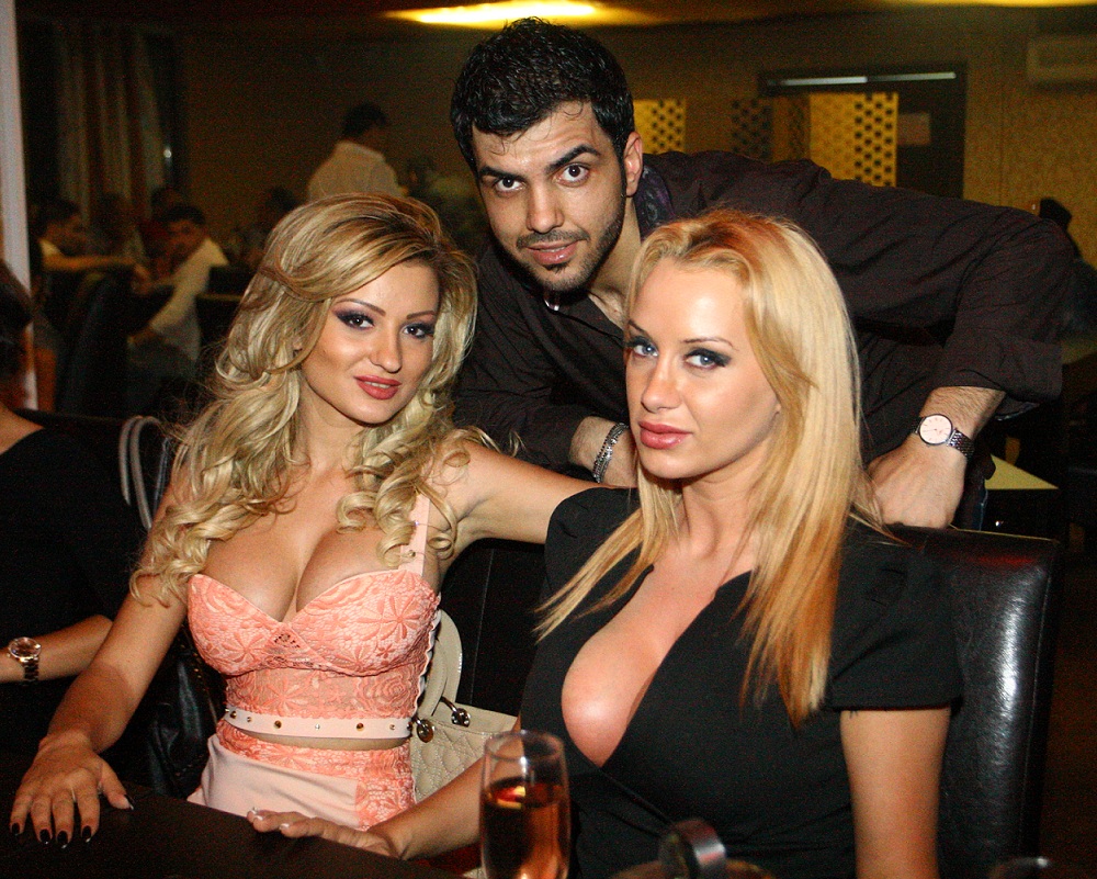 Simona are ochii umflati de atata plans