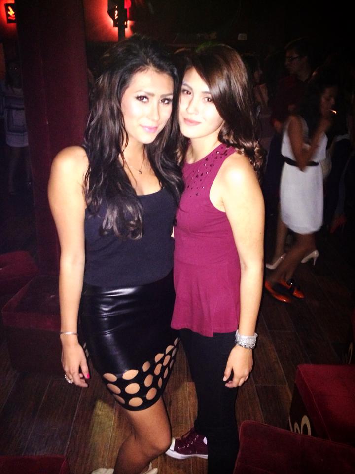 Emma iese destul de des in cluburi, alaturi de prietenele sale