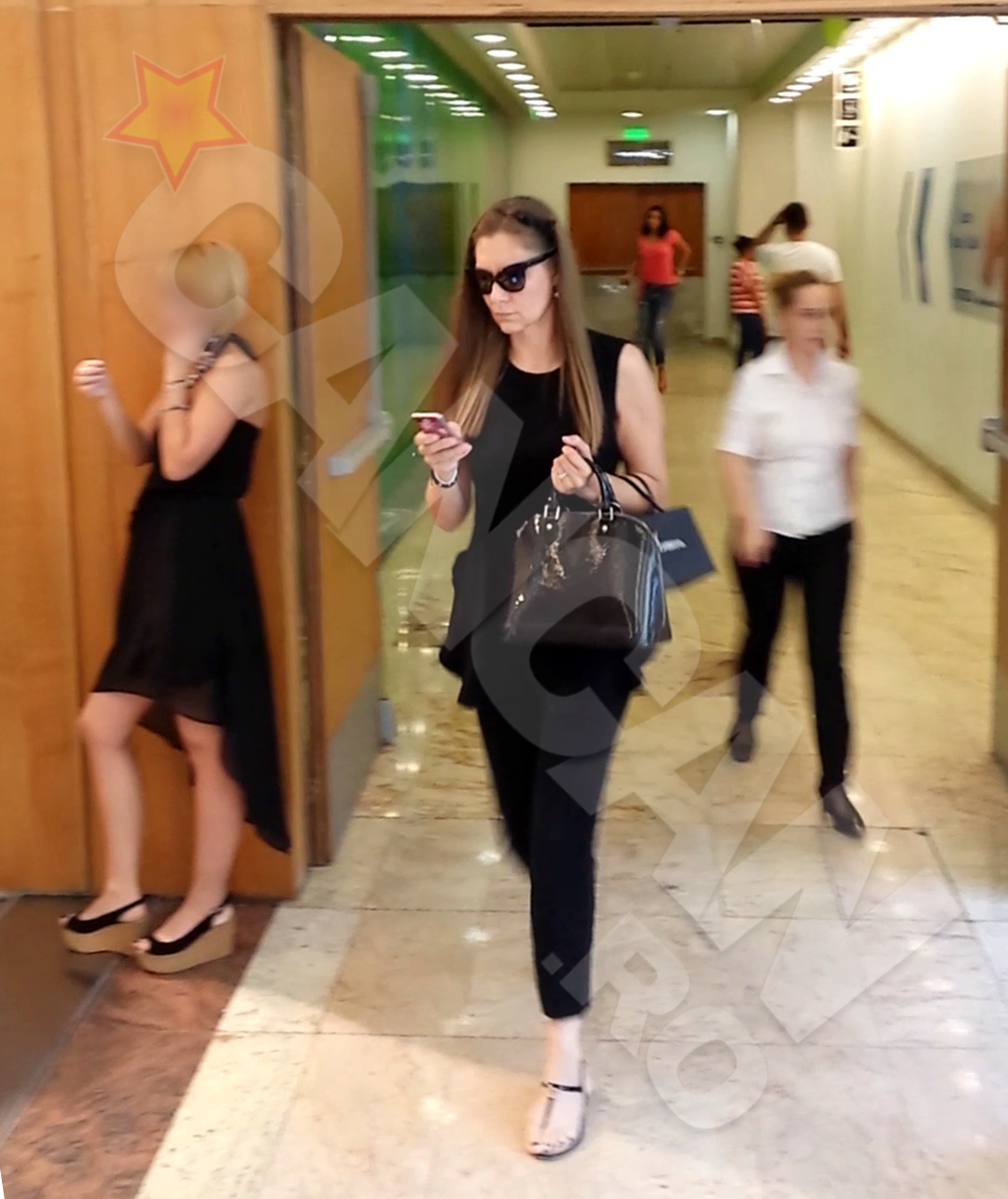 Romanita Iovan a purtat ochelari de soare chiar si in mall