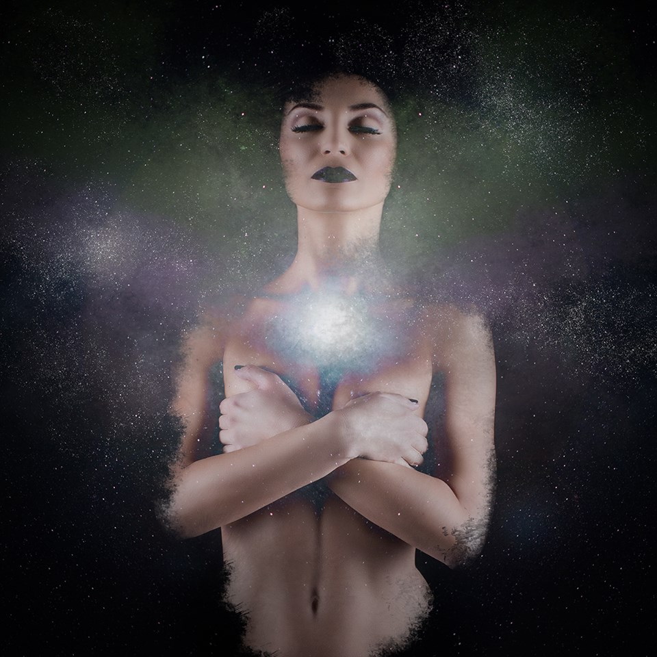 Bianca s-a dezbracat complet pentru a-si promova ultima piesa