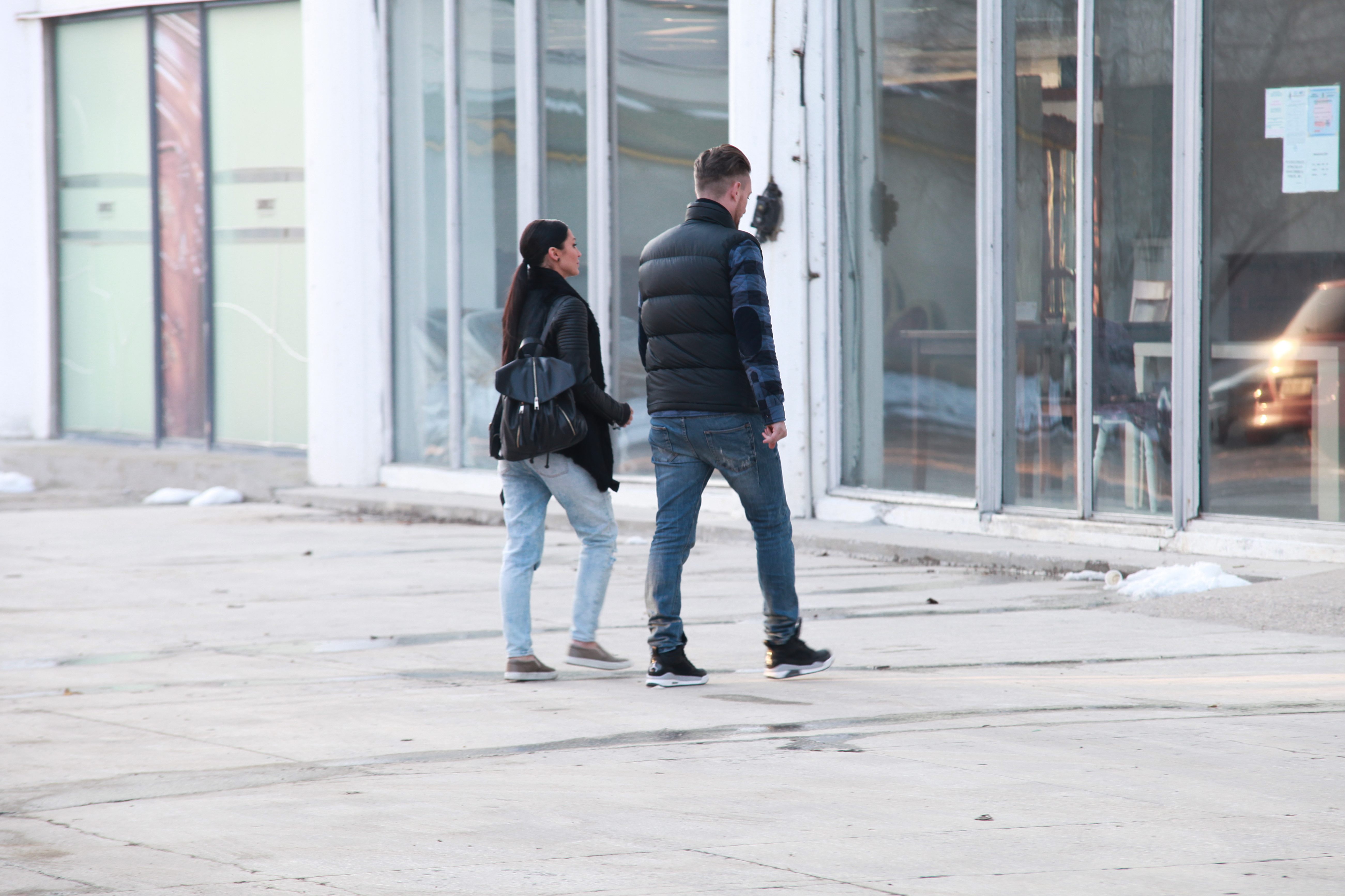 Cantaretul si Dj-ita intra impreuna intr-un imobil