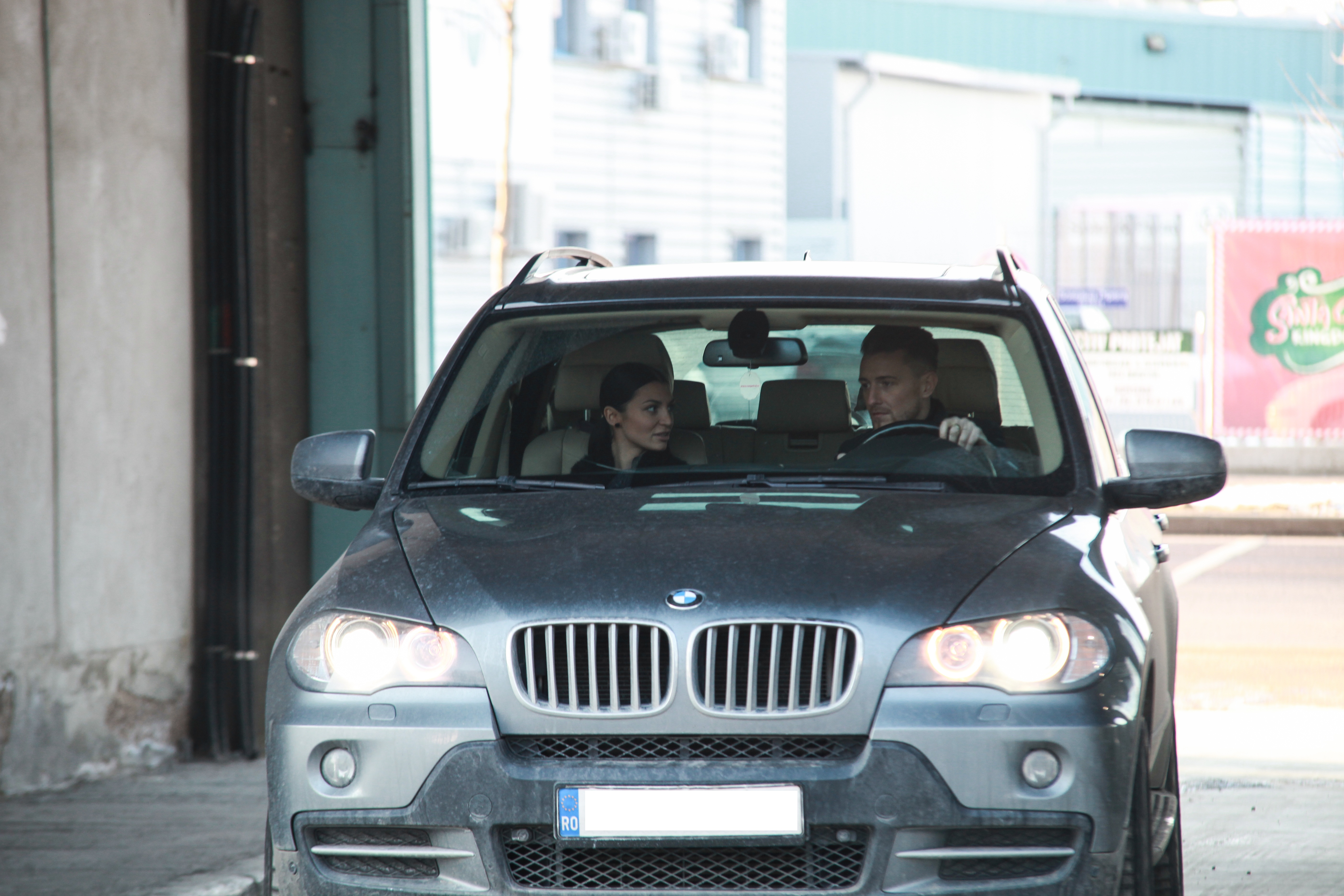 Bruneta este abosrbita de ceea ce ii spune Mihai