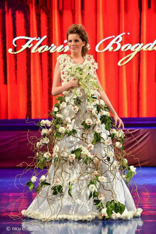 Rochia creata de Florina Bogdan este realizate din flori naturale