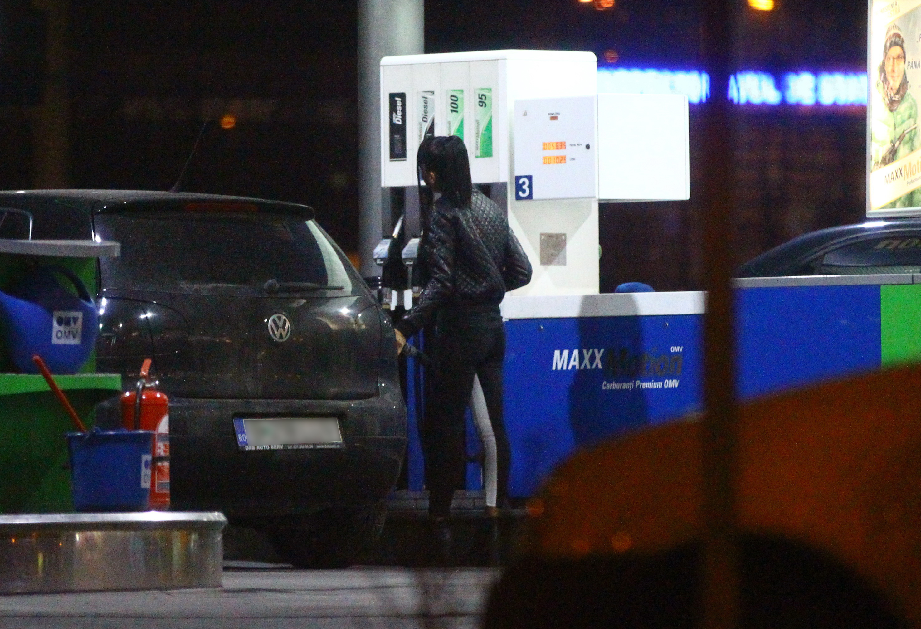 Ana isi alimenteaza singura masina primita de la Alex Velea