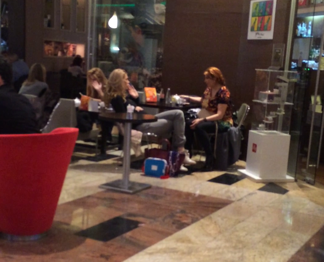 Mihaela si Alina s-au intalnit zilele trecute la o cafenea