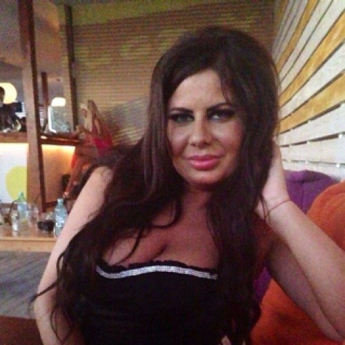 Lavinia plasa fete catre diferiti oameni de afaceri din Romania