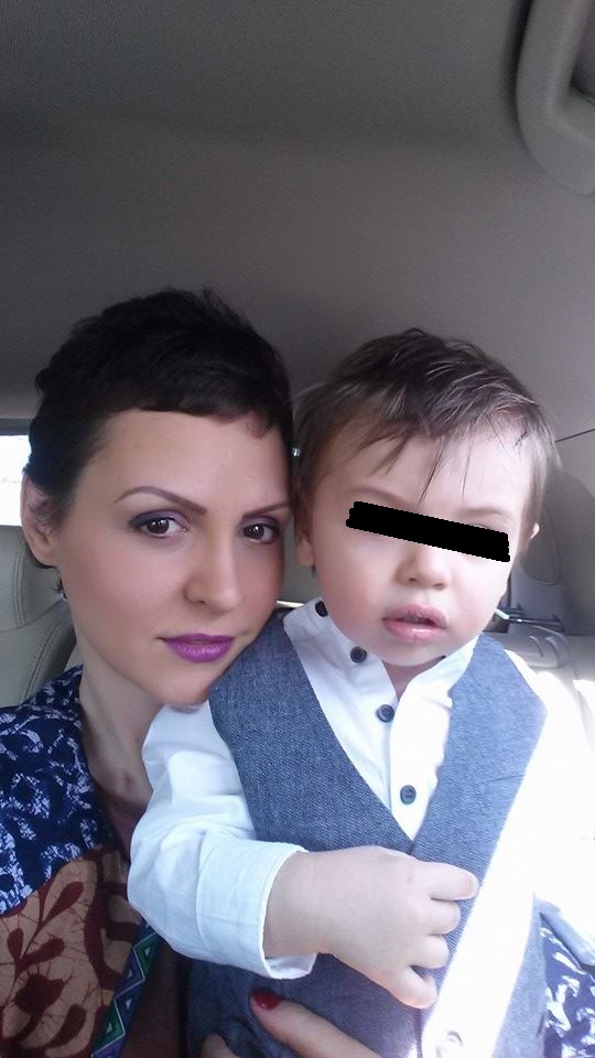 Georgiana este o mama singura