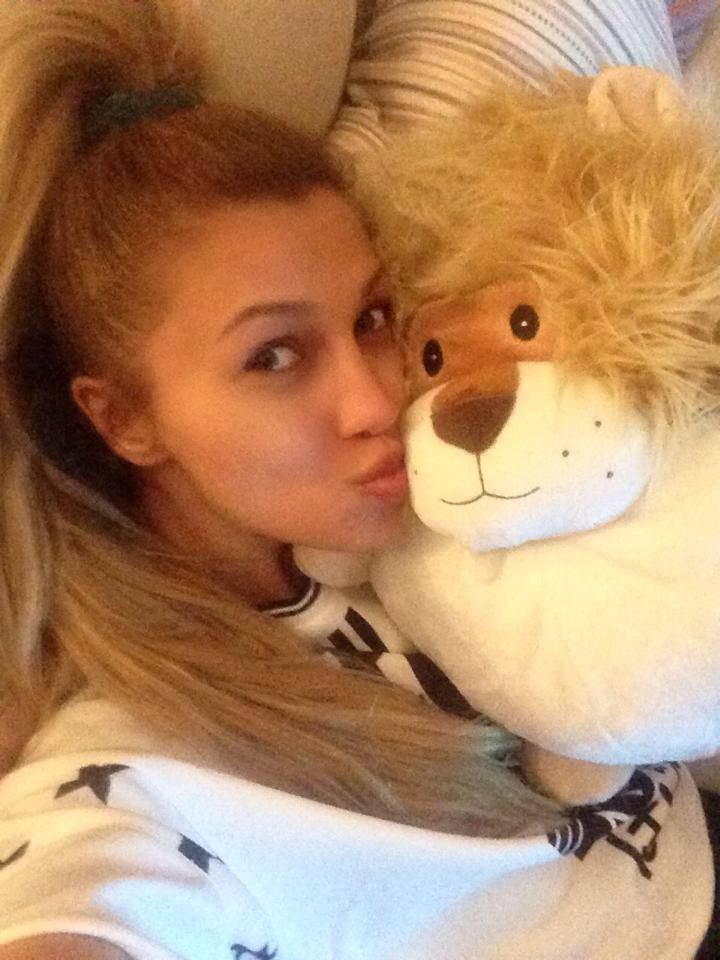 Desti este singura, Lora anunta ca vrea sa nasca un copil in 2015