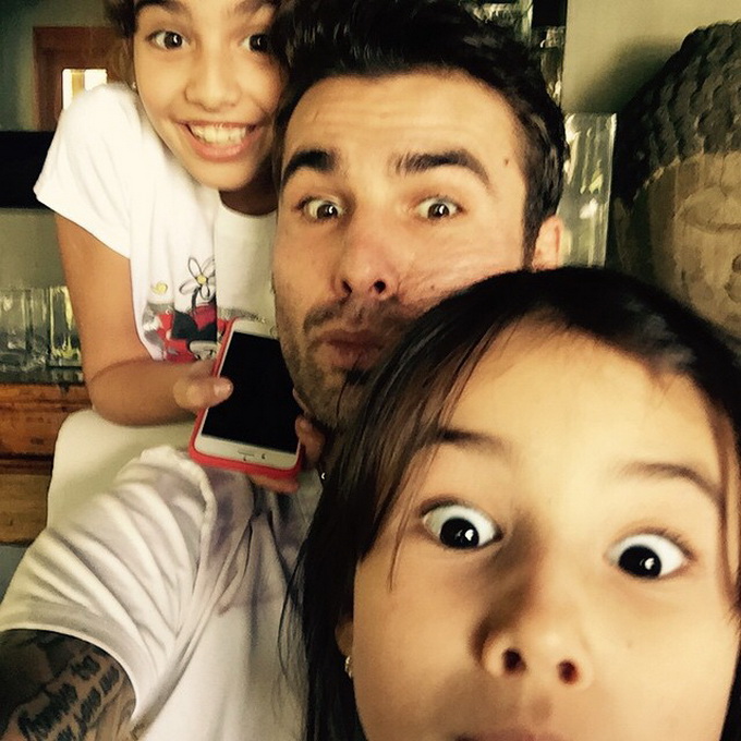 In perioada Sarbatorilor, Adrian Mutu a postat o fotografie cu cele doua fete ale lui