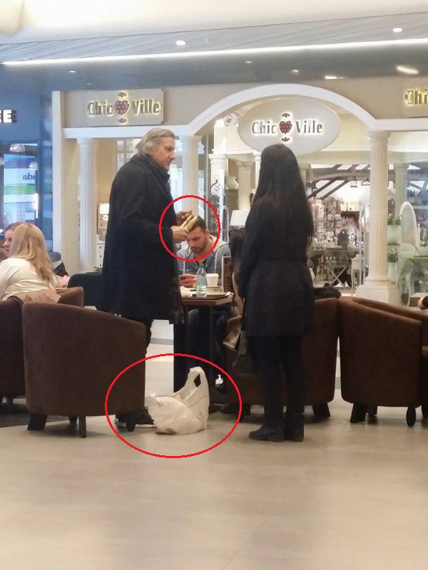 Fostul mare tenismen mananca sandivisul din picioare