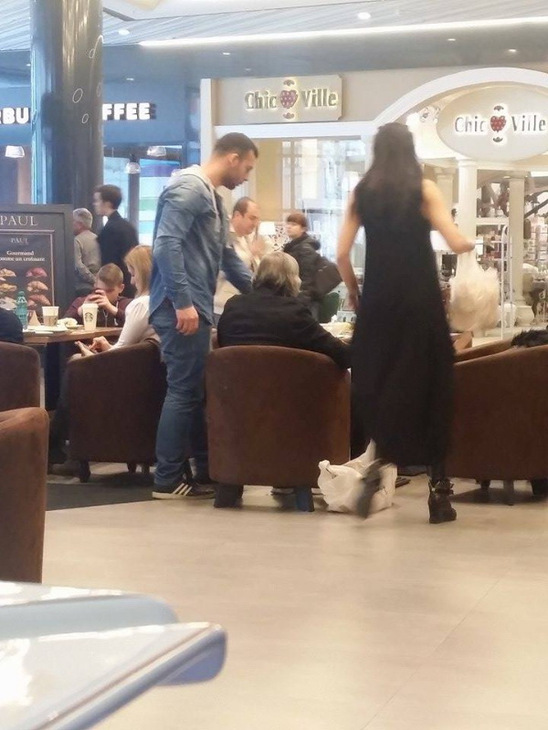Dupa o sesiune de shopping cei doi soti s-au oprit sa manance ceva