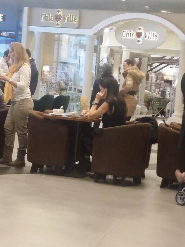 Cat timp Ilie Nastase sta la coada, Brighitte il asteapta linistita la masa