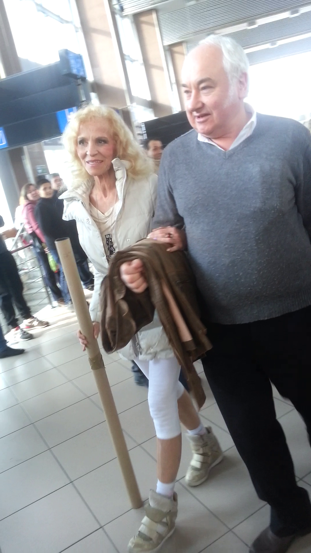 Antrenoarea de fitness a fost luata de la la aeroport de sotul ei