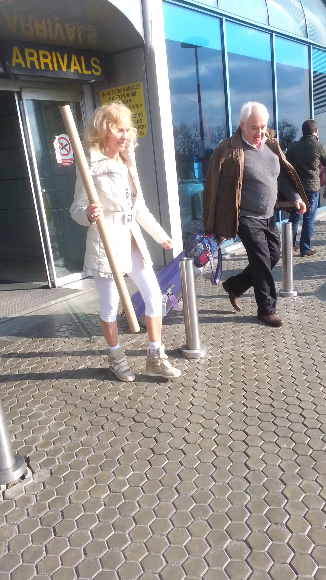 Luminita zambeste fericita atunci cand pune piciorul pe pamant romanesc