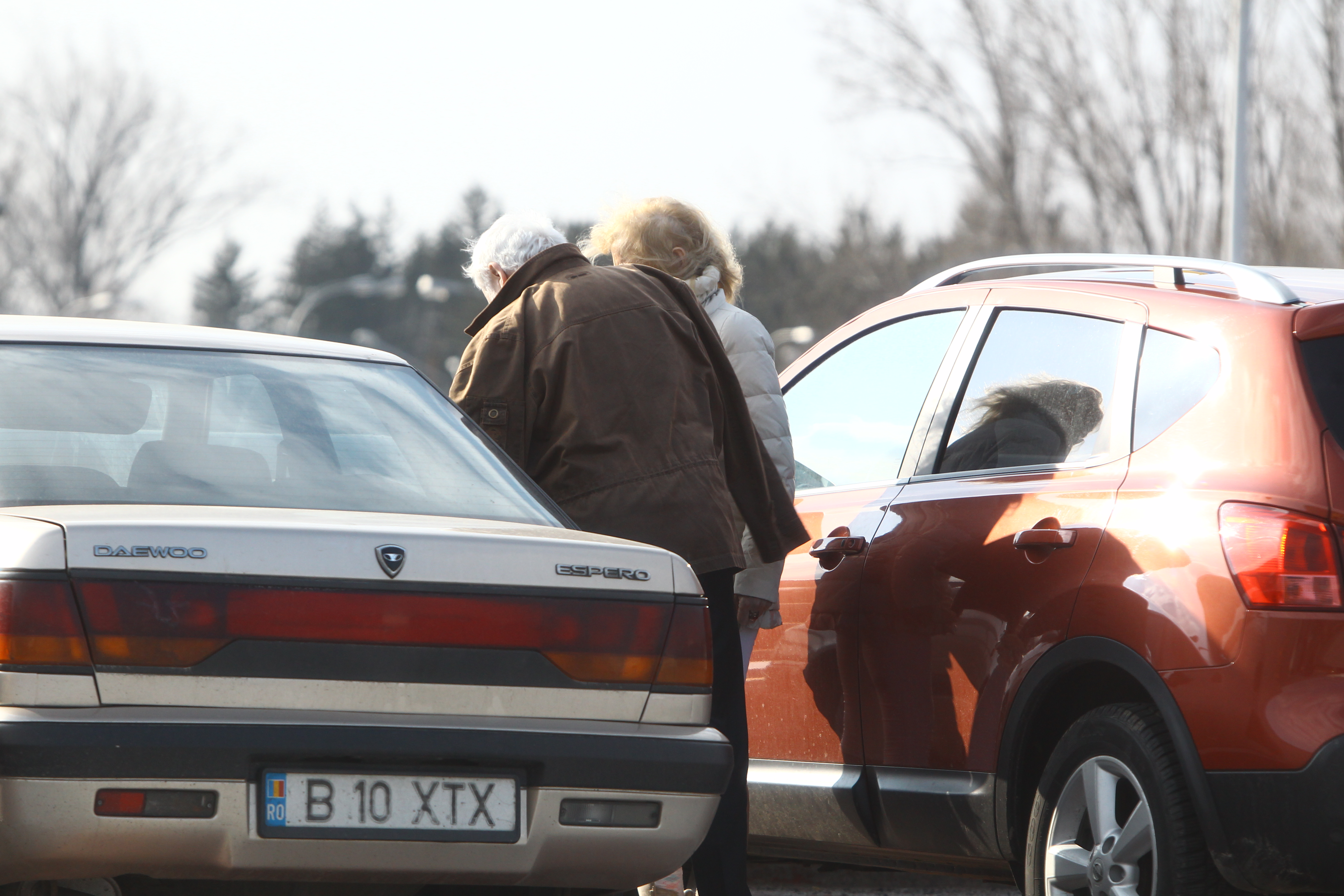 Ca un adevarat cavaler, Domnul Nicolescu ii deschide sotiei sale portiera