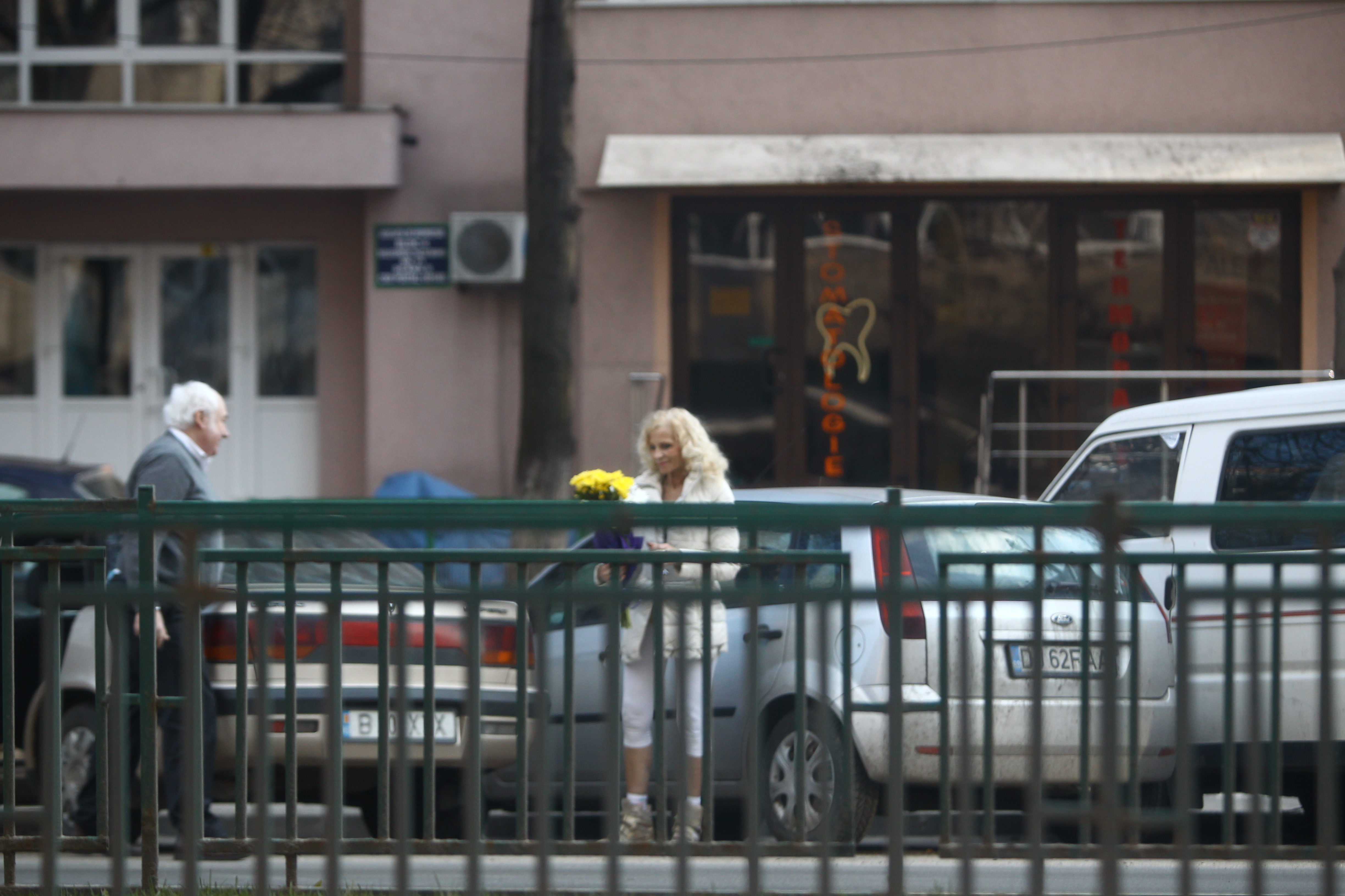 Antrenoarea a fost asteptata de sot cu un buchhet de flori