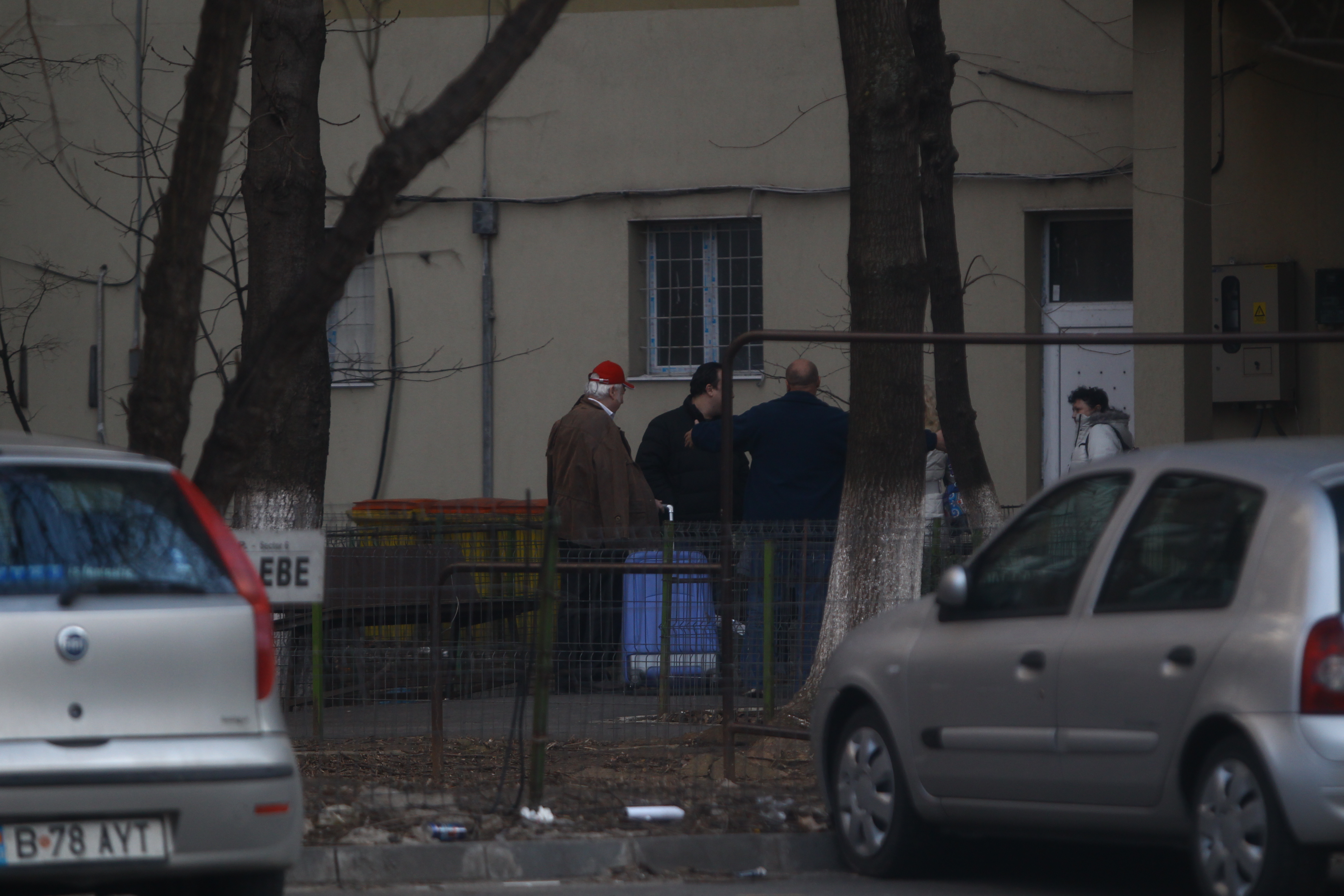 In fata blocului, Luminita este asaltata cu intrebari de vecini