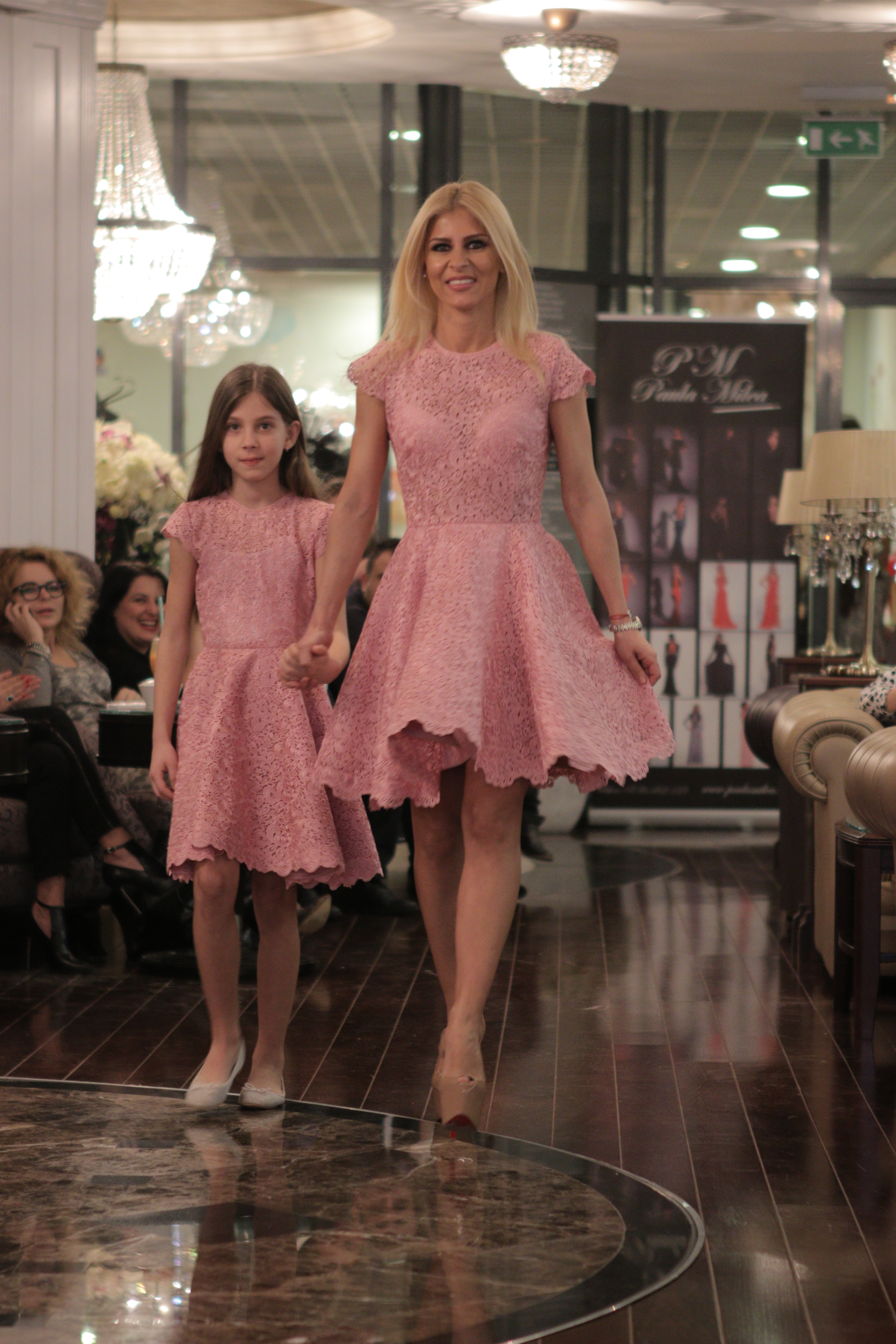 Paula Milea a facut creatii identice pentru mama si fiica