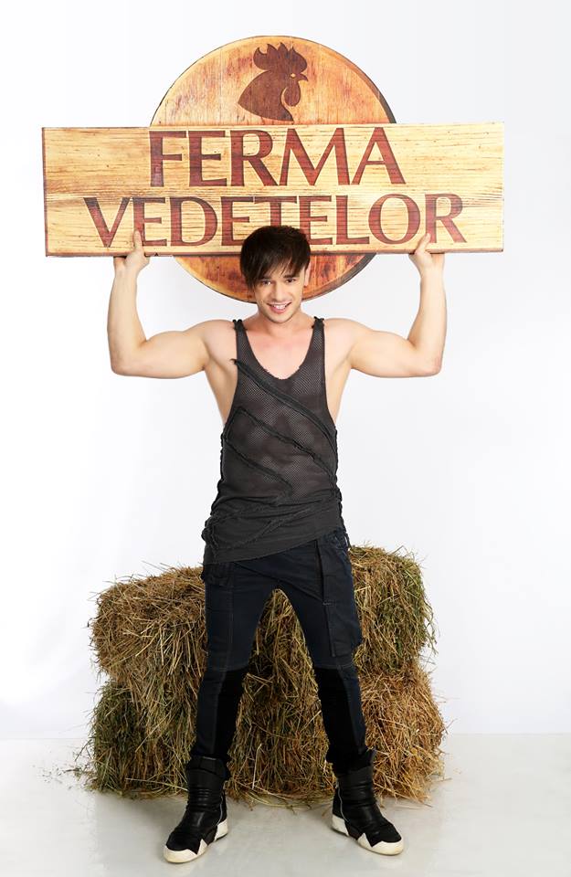 Dima se abtine cu greu sa nu-si roada unghiile