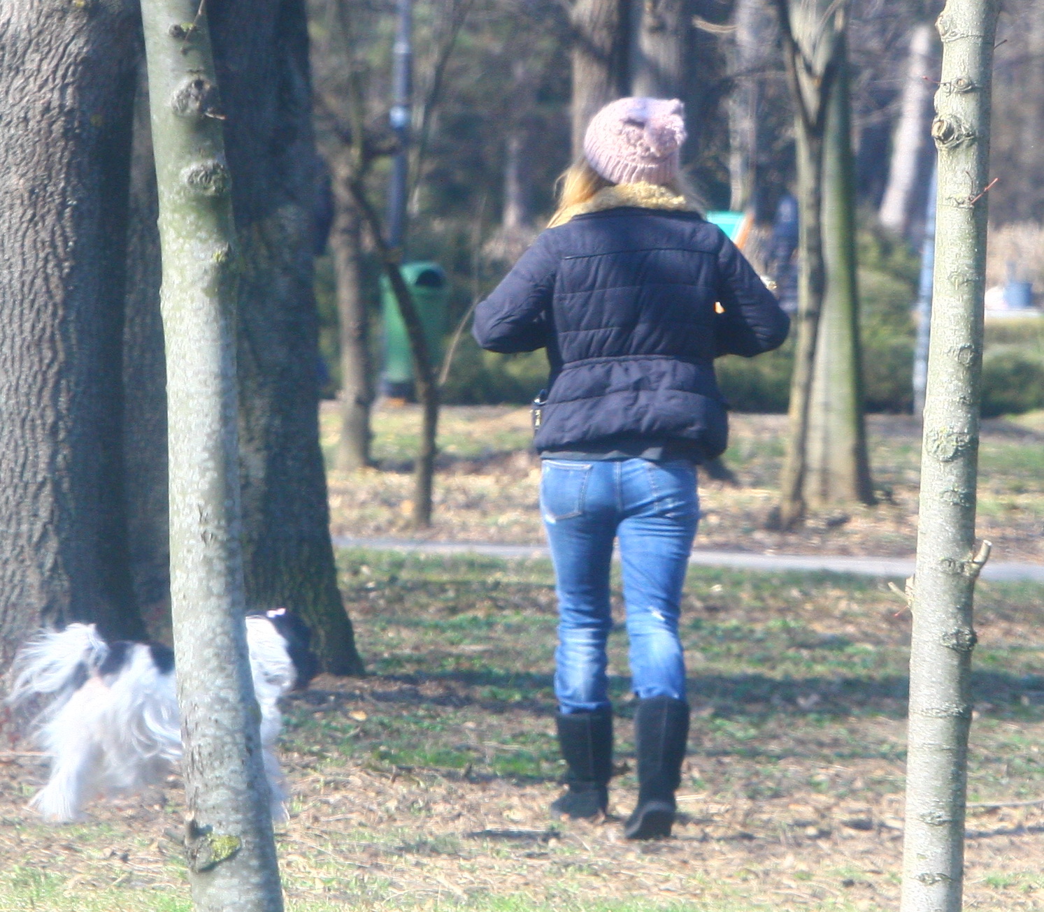 tania budi sexy in parc