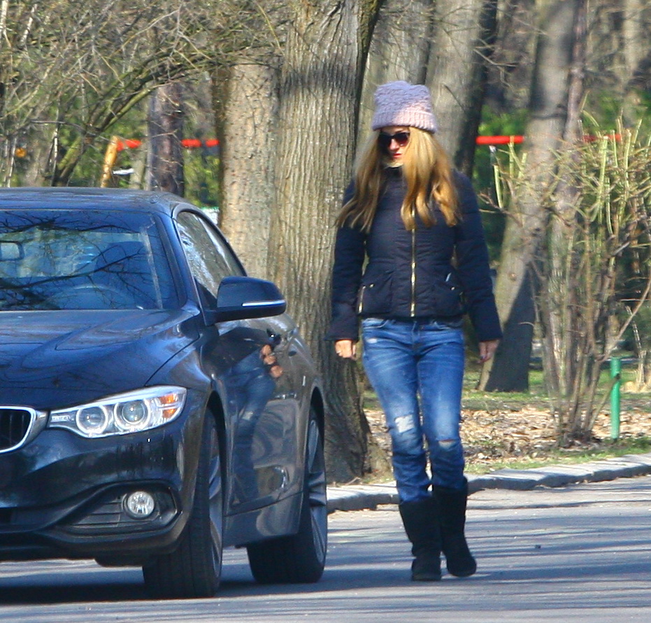 tania budi sexy in parc