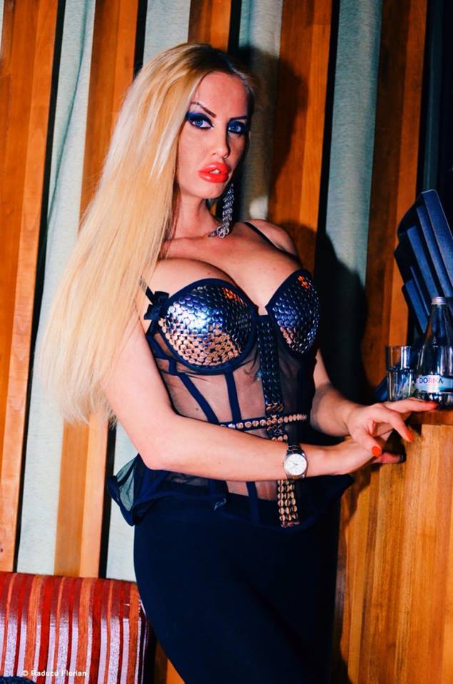 Despre blonda se zvoneste ca a fost dama de companie in Italia