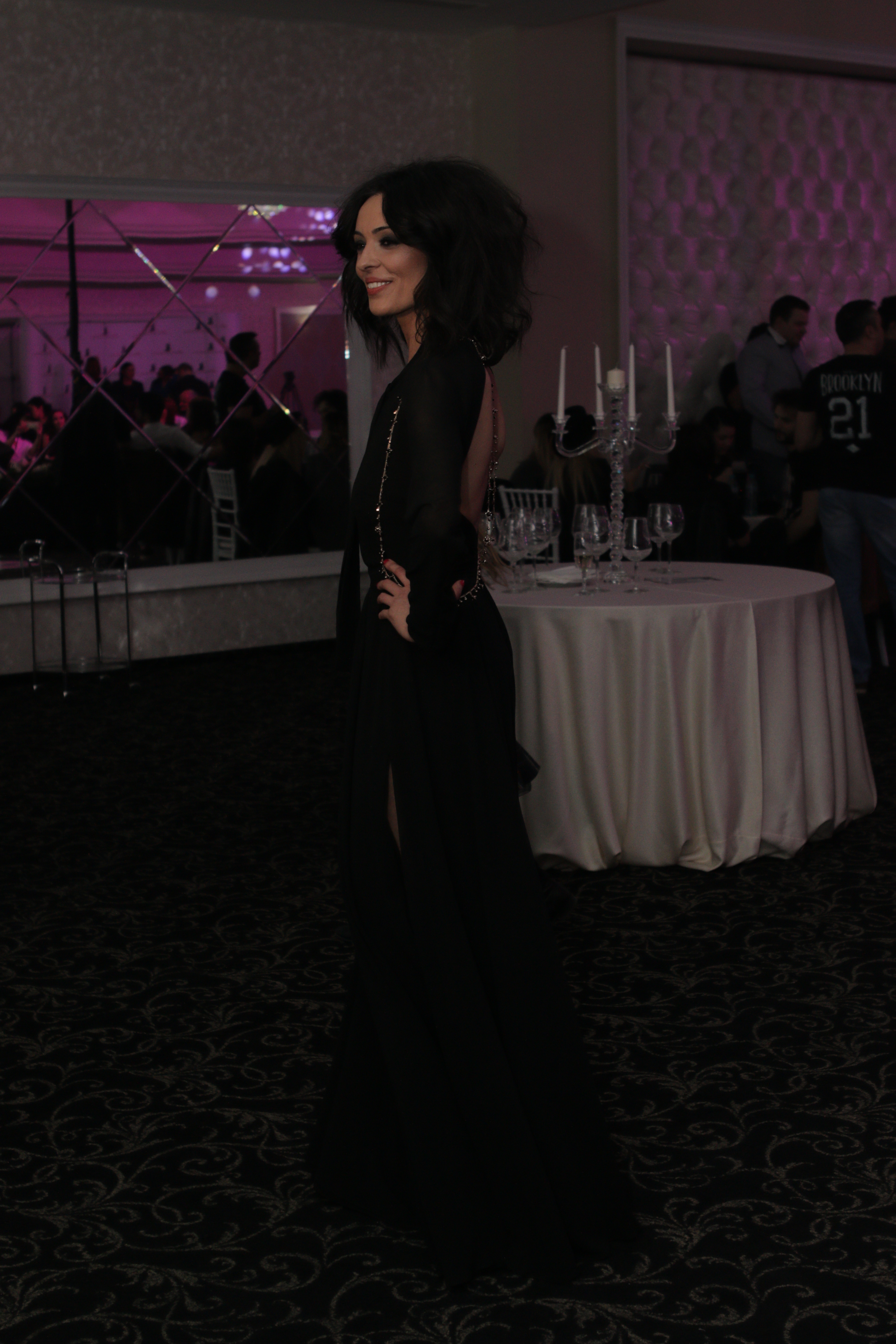 Bruneta face sport aproape zilnic