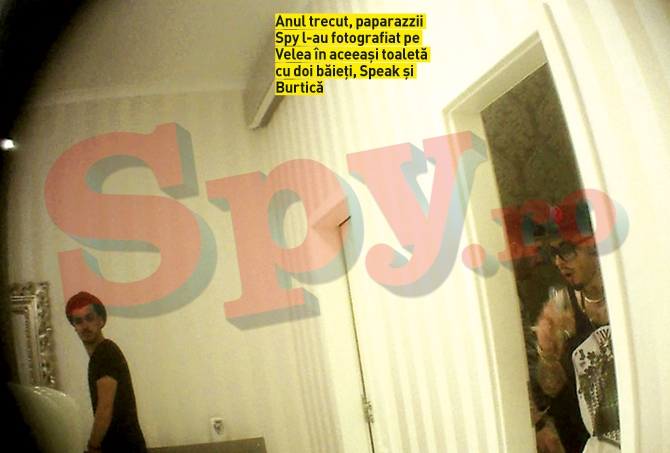 In urma cu doi ani, Velea a fost fotografiat in timp ce intrase intr-o toaleta impreuna cu cativa dintre colegii lui