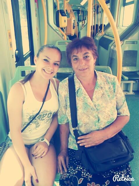 Crina e sprijinita moral si financiar de mma ei in tot ceea ce face