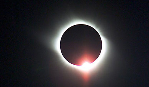 Eclipsa se poate vedea si in Romania