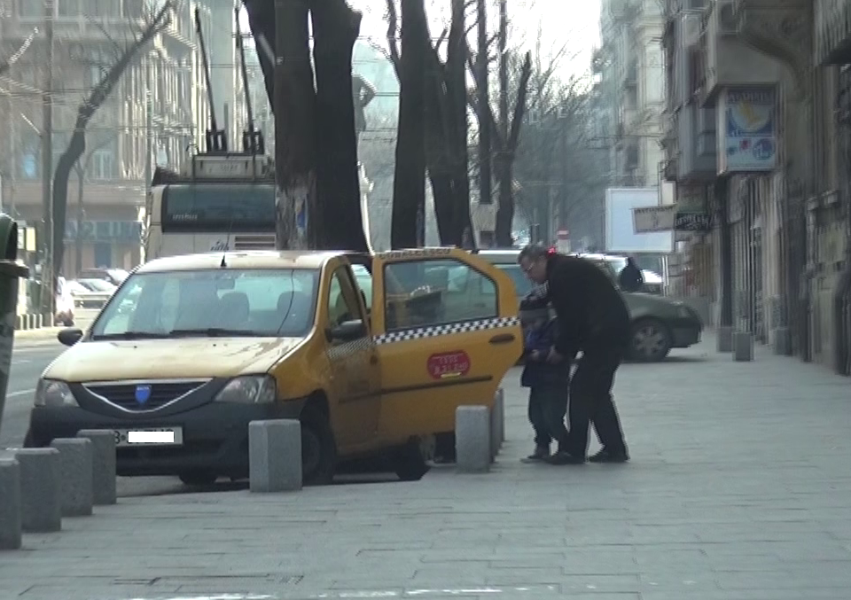 Un alt barbat ii ia pe cei doi baietei de la gradinta