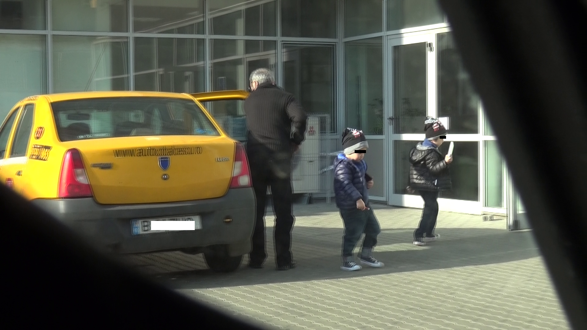 Barbatul se comporta foarte frumos cu Maximus si Eduard