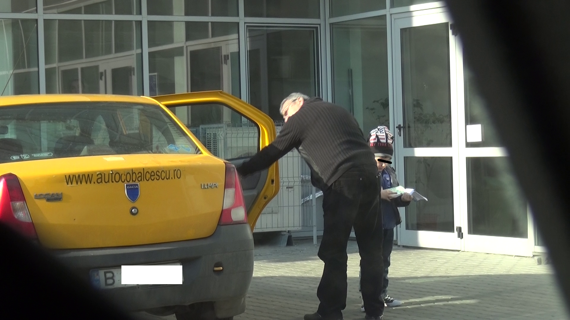 Cei doi baieti par sa se simta bine in compania celui care ii plimba prin oras