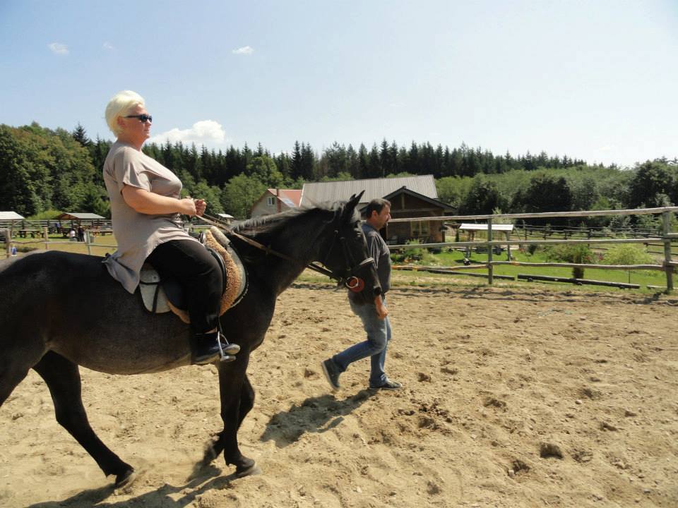 Artista merge de cateva ori pe an la scoala de echitatie a prietenei sale