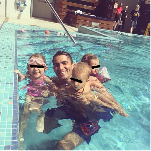 Tenismenul s-a relaxat la piscina impreuna cu cativa copii