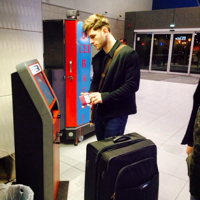 Trist si ingandurat, Vanghelie a venit de urgenta in tara