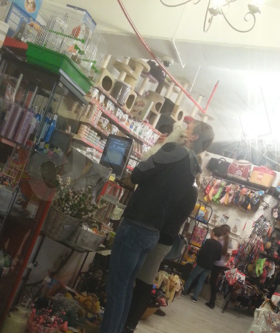 L-a sarutat inainte sa-l lase pe mainile cosmeticianului